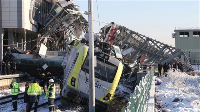  Truyền thông địa phương Thổ Nhĩ Kỳ đưa tin, sự việc xảy ra lúc 6h30 sáng ngày 13/12 (giờ địa phương) khi đoàn tàu đang di chuyển từ thủ đô Ankara tới tỉnh Konya thì gặp nạn. (Ảnh: EPA) 