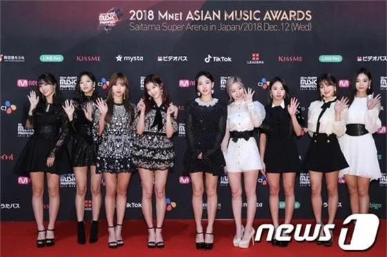 Thảm đỏ MAMA 2018 tại Nhật: Mỹ nhân kém nổi lấn át Lee Sung Kyung vì sexy bùng nổ, BTS, Park Bo Gum quá đẳng cấp - Ảnh 10.