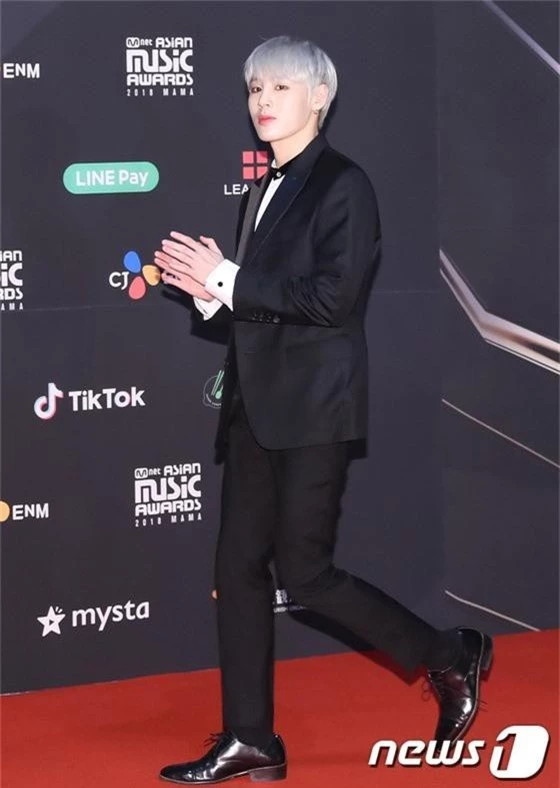 Thảm đỏ MAMA 2018 tại Nhật: Mỹ nhân kém nổi lấn át Lee Sung Kyung vì sexy bùng nổ, BTS, Park Bo Gum quá đẳng cấp - Ảnh 12.