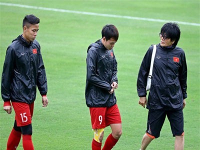 Bác sĩ của Park Ji Sung sang Việt Nam chữa chấn thương cho Quế Ngọc Hải