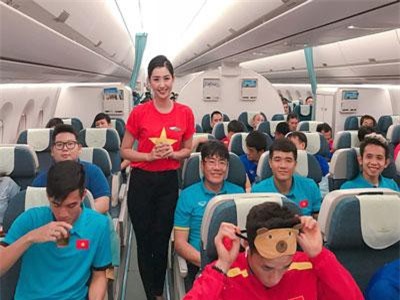 Người đẹp Hoa hậu VN làm tiếp viên trên chuyến bay của ĐT Việt Nam