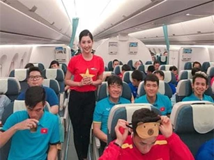 Người đẹp Hoa hậu VN làm tiếp viên trên chuyến bay của ĐT Việt Nam
