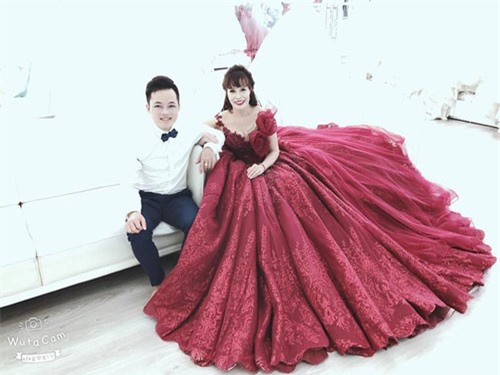 Im lặng được vài ngày, cô dâu 62 tuổi lại tuyên bố shock: 'Vì ham trai trẻ nên phải còng lưng kiếm tiền'