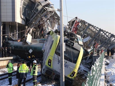Tàu cao tốc Thổ Nhĩ Kỳ đâm gẫy đôi cầu đi bộ, 9 người chết, 46 người bị thương