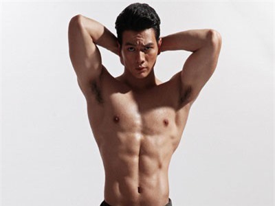 Phi công của 'gái già Lan Ngọc' khoe thân hình săn chắc, rám nắng