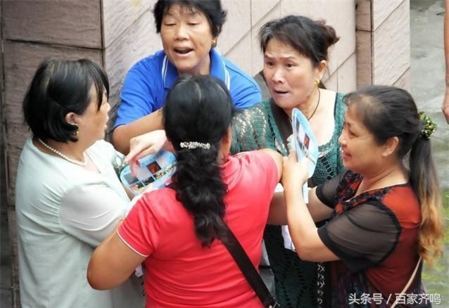 Lấy người 65 tuổi làm chồng, cô gái 28 tuổi khiến con trai chồng vừa gặp đã choáng váng