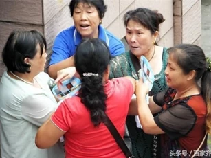 Lấy người 65 tuổi làm chồng, cô gái 28 tuổi khiến con trai chồng vừa gặp đã choáng váng