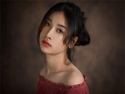 'Hot girl chăn gà' bỗng nổi như cồn vì quá xinh đẹp