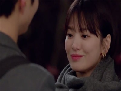 Sau bao ngày chờ đợi, cuối cùng Song Hye Kyo và 'phi công trẻ' Park Bo Gum cũng nắm tay rồi!