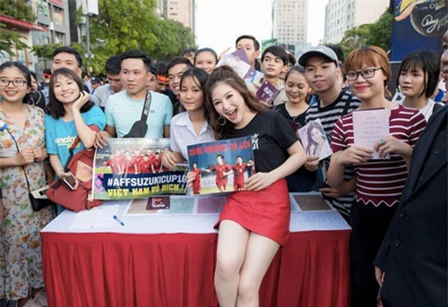 Chung kết lượt về: Hương Tràm chuẩn bị làm điều "điên rồ" vì Công Phượng