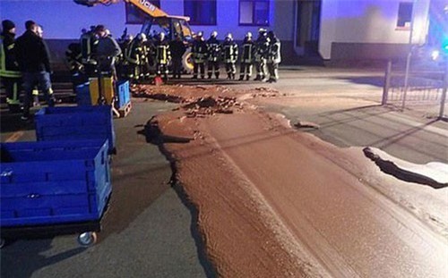 Con đường phủ đầy socola “có một không hai” gây ùn tắc giao thông tại Đức