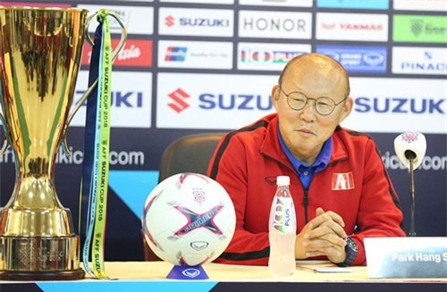 HLV Park Hang Seo liên tục "liếc" cúp vô địch AFF Cup