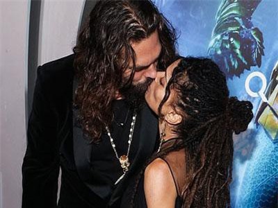 Jason Momoa tình tứ bên vợ hơn 12 tuổi
