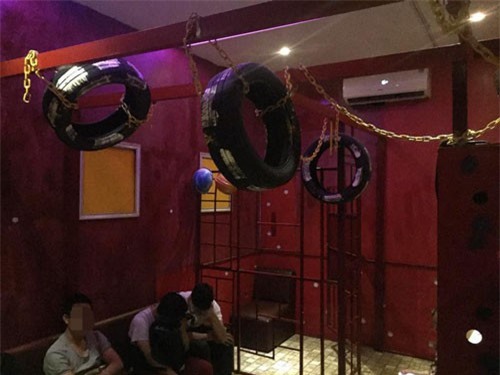 TPHCM: Nhóm 20 nam giới "mây mưa" đồng tính tập thể trong quán gội đầu