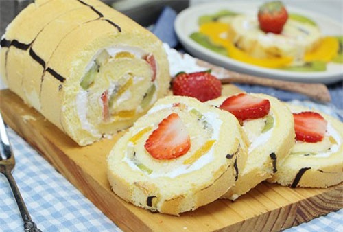 Clip: Hướng dẫn làm bánh bông lan cuộn trái cây ngon khó cưỡng