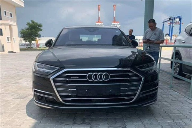 Audi A8 2018 đầu tiên lăn bánh tại Hà Nội. Chiếc Audi A8 thế hệ mới mang biển số ngoại giao và không phải chiếc đầu tiên về Việt Nam hồi tháng 10. (CHI TIẾT)