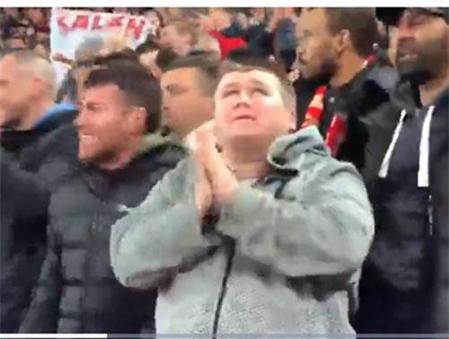 Xúc động khoảnh khắc fan khiếm thị mừng bàn thắng ngoài sân vận động