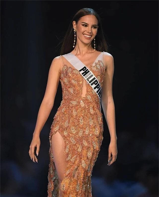  Hoa hậu Philippines - đại diện sáng giá cho danh hiệu Hoa hậu Hoàn vũ 2018 trong phần thi trình diễn váy dạ hội. 