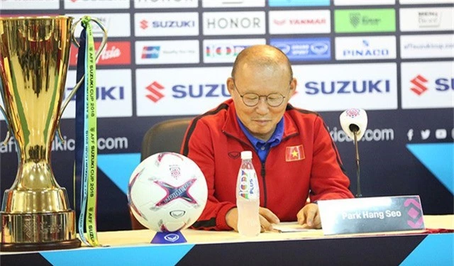  Huấn luyện viên Park Hang Seo tham dự họp báo trước trận và chiếc cúp vô địch AFF Cup 2018 được để bên phải của ông 