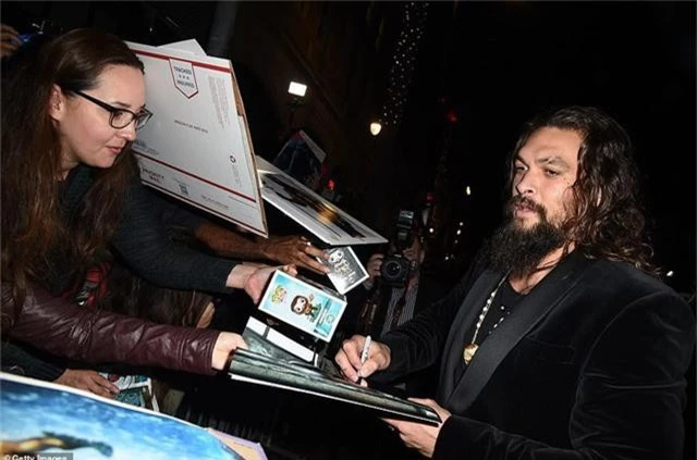  Jason Momoa ký tặng fans 