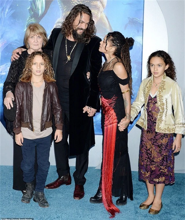  Lisa Bonet và chồng trẻ rất hạnh phúc bên nhau và hai con nhỏ 