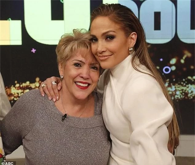  Hai mẹ con nữ diva Jennifer Lopez cùng xuất hiện tại chương trình “The View” (Mỹ). 