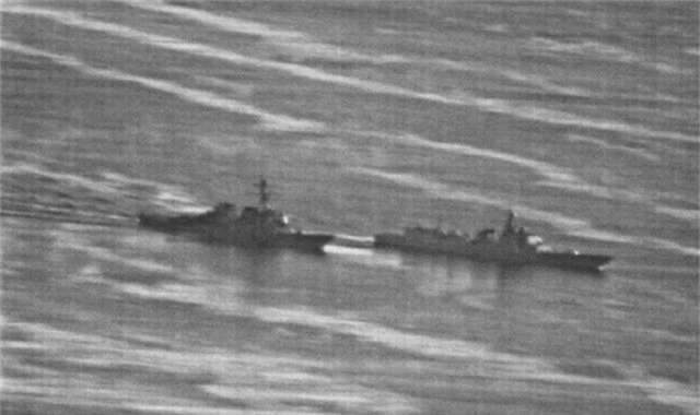  Hai tàu chiến của Mỹ và Trung Quốc áp sát thiếu an toàn trên Biển Đông hồi tháng 9 (Ảnh: Hải quân Mỹ) 