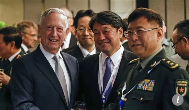 Từ trái qua phải: Bộ trưởng Quốc phòng Mỹ Jim Mattis, Bộ trưởng Quốc phòng Nhật Bản Itsunori Onodera và Trung tướng Trung Quốc He Lei gặp nhau tại Đối thoại an ninh Shangri-La ở Singapore hồi tháng 6. (Ảnh: AP) 