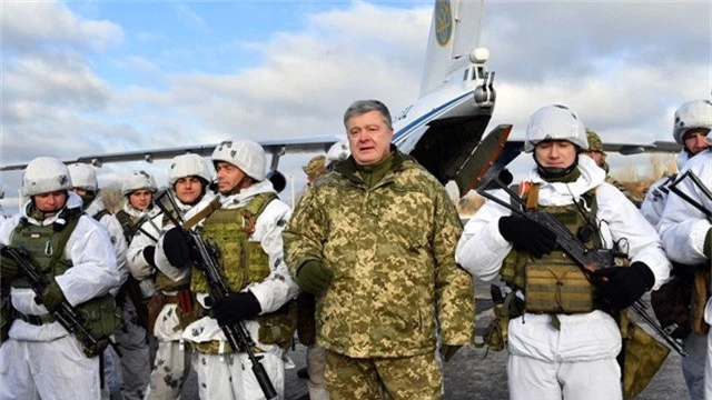  Tổng thống Ukraine Petro Poroshenko cùng các lính phòng không. (Ảnh: AFP) 