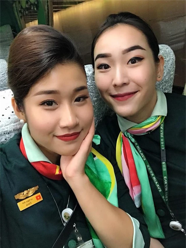  Chung Thể Hồng (còn được gọi là Hồng Chung, sinh năm 1991) hiện đang là tiếp viên hàng không cho hãng hàng không Eva Air tại Đài Loan (TQ). Cô nàng là người Việt gốc Hoa, sinh ra và lớn lên ở Sài Gòn. 