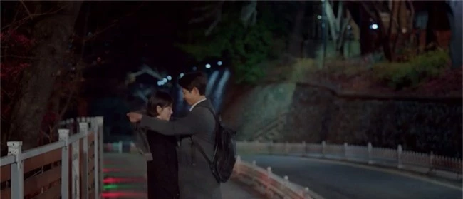 Sau bao ngày chờ đợi, cuối cùng Song Hye Kyo và phi công trẻ Park Bo Gum cũng nắm tay rồi! - Ảnh 7.