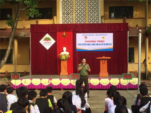 Công an tỉnh Phú Thọ trao đổi Chuyên đề về phòng chống xâm hại trẻ em tại Trường dân tộc nội trú Thanh Sơn (Ảnh: Cổng TTĐT của Trường).
