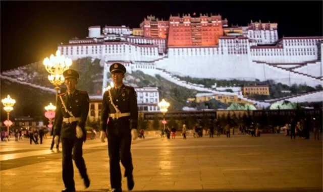  Hai cảnh sát Trung Quốc tuần tra tại Tây Tạng. (Ảnh: AFP) 
