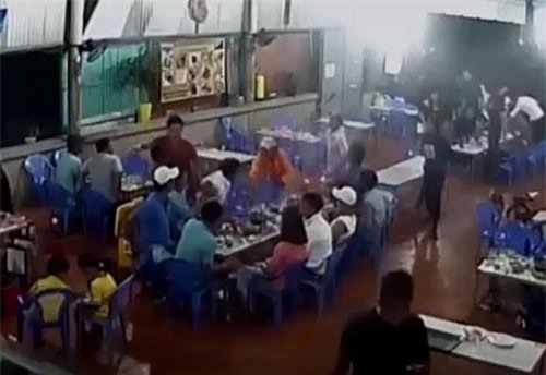 Nhóm đối tượng xách mã tấu, rựa xông vào quán nhậu chém loạn xạ