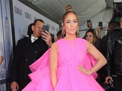 Jennifer Lopez trẻ đẹp với váy hồng