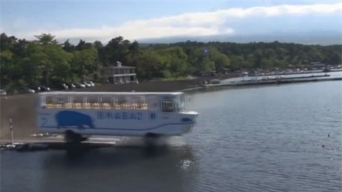 Clip: 'Độc lạ' xe buýt đi được cả trên bờ và dưới nước 