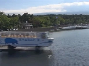 Clip: 'Độc lạ' xe buýt đi được cả trên bờ và dưới nước