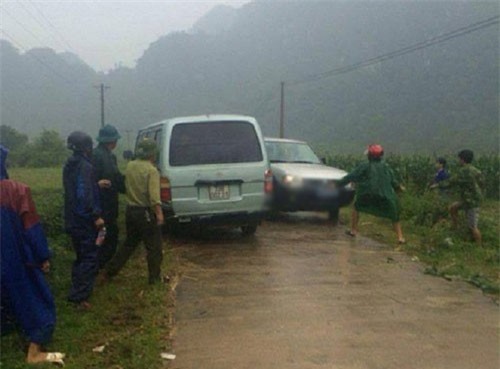 Quảng Bình: Lâm tặc manh động lao thẳng xe chở gỗ vào xe kiểm lâm