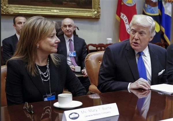 CEO GM Mary Barra trong một cuộc gặp với Tổng thống Trump tại Nhà Trắng năm 2017. (Ảnh: Reuters)