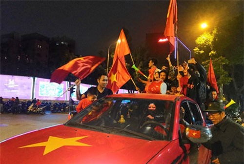 Clip: CĐV đi ‘bão’ mừng ngôi vô địch AFF Cup 2018 của ĐT Việt Nam