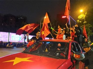 Clip: CĐV đi ‘bão’ mừng ngôi vô địch AFF Cup 2018 của ĐT Việt Nam