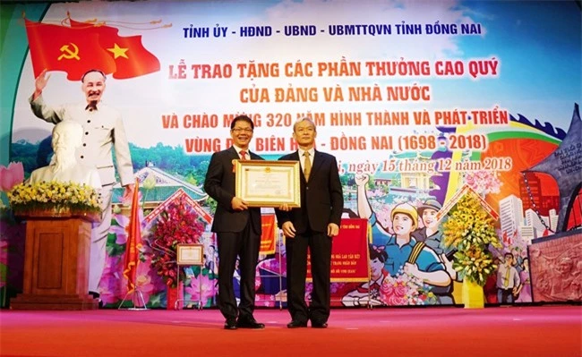 Ông Trần Bá Dương (trái), Chủ tịch HĐQT THACO, được trao tặng Huân chương Lao động hạng Nhất vào ngày 15-12 (ảnh TL)