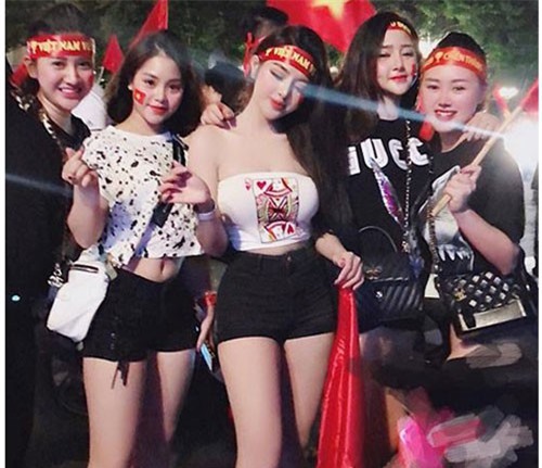 Những nữ cổ động viên tuyển bóng đá Việt Nam gây chú ý vì mặc quá bốc lửa