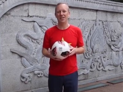 Clip: Đại sứ Anh mặc áo cờ đỏ sao vàng cổ vũ ĐT Việt Nam vô địch AFF Cup