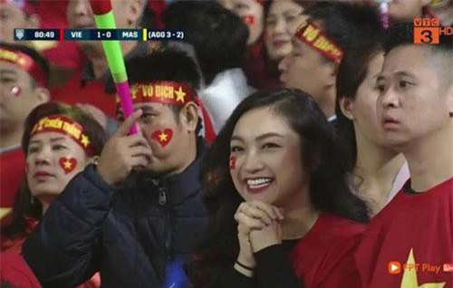 Gái xinh "chiếm sóng" truyền hình trong trận chung kết mỹ mãn