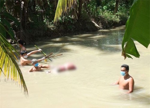 Trà Vinh: Người chồng nghi giết vợ, dìm xuống mương nước