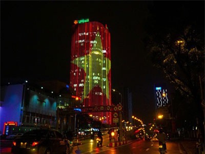 Cao ốc Hà Nội rực màu cờ đỏ sao vàng trong đêm trước trận chung kết AFF Cup