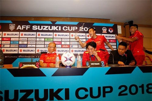 Cầu thủ Việt Nam ùa vào phòng họp báo để... té nước thầy Park