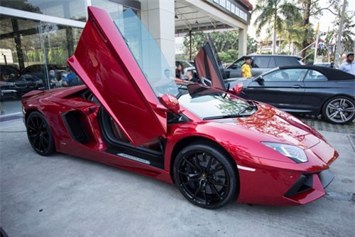 'Đột nhập' showroom bán siêu xe, xe siêu sang hàng đầu Campuchia