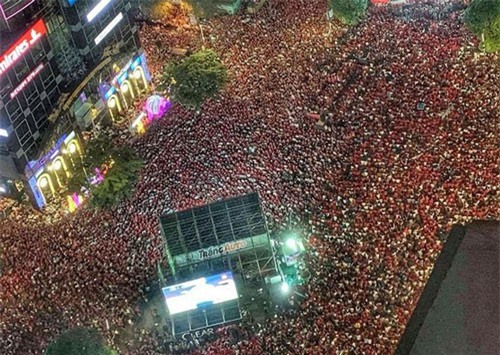 Ảnh chụp từ trên cao cho thấy "biển" người quá ấn tượng trên phố đi bộ Nguyễn Huệ, một lòng cổ vũ cho ĐT Việt Nam